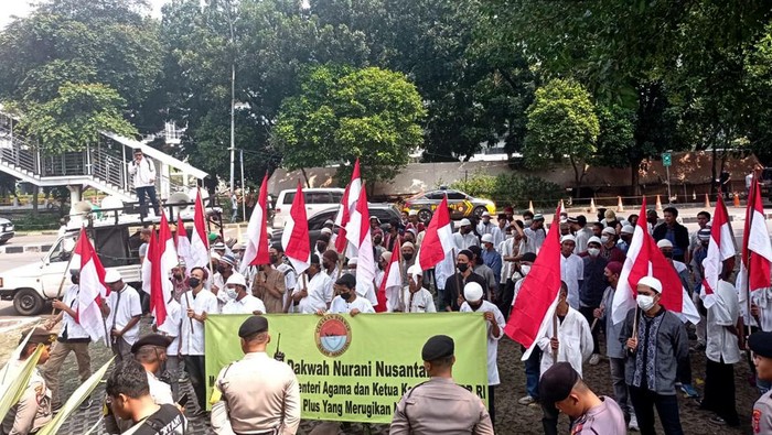 Ratusan massa yang menamakan DPP Gerakan Dakwah Nurani Nusantara (GDNNusa) beraksi di depan Komisi Pemberantasan Korupsi (KPK) RI menyuarakan soal haji. Kenapa?