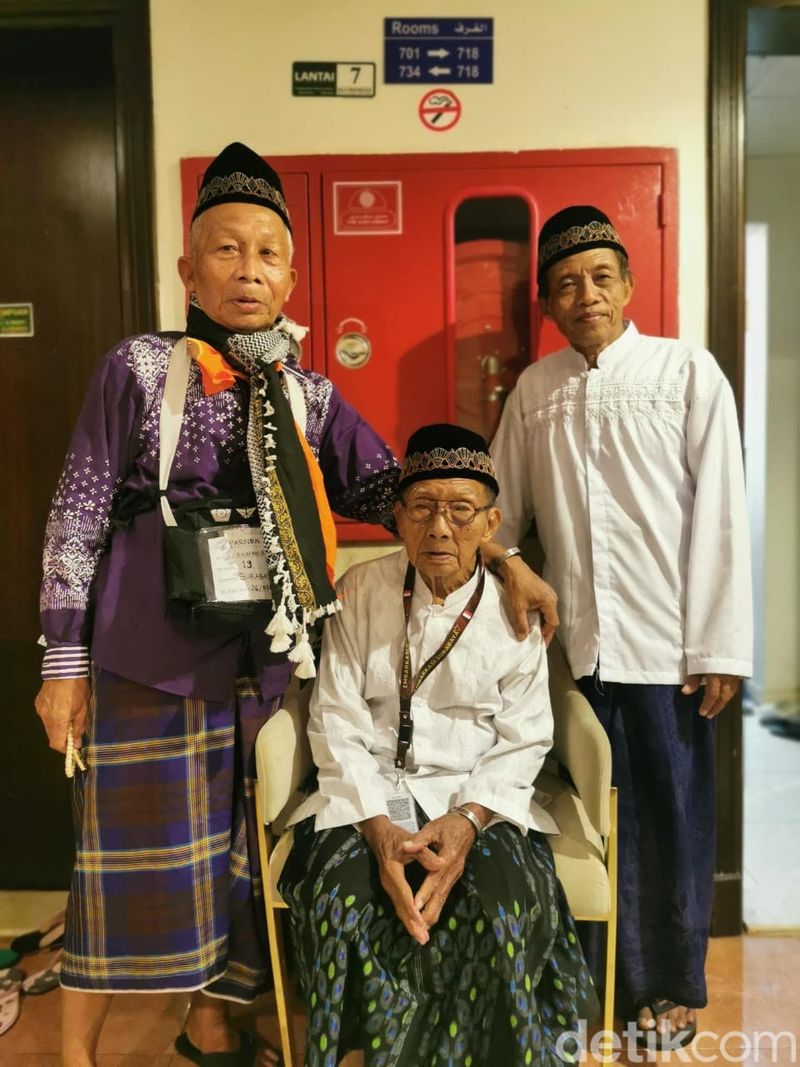Mbah Hardjo diapit anaknya Sirmad (kanan) dan Parnen (kiri), jemaah serombongan