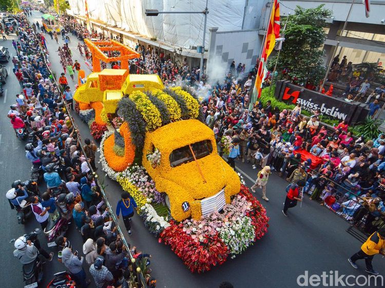 Si Kuning Retro Pukau Penonton Surabaya Vaganza 2024