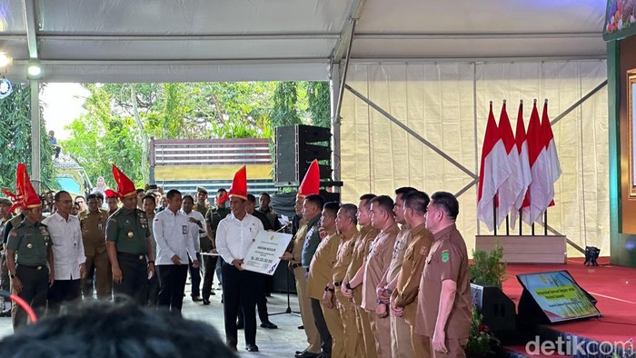 Menteri Pertanian Andi Amran Sulaiman memberikan bantuan untuk 7 daerah terdampak bencana alam di Sulsel.