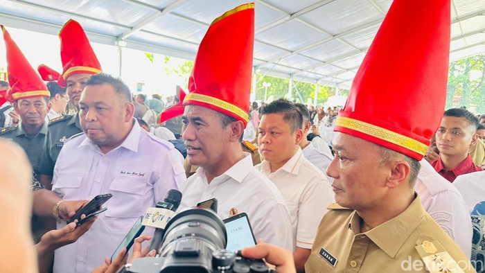 Menteri Pertanian (Mentan) Andi Amran Sulaiman (tengah).