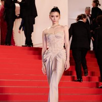 Model Victoria’s Secret Ming Xi memamerkan tubuh jenjangnya dalam balutan gaun strapless berpotongan H-line yang dipercantik aksen lipit di bagian pinggang, rancangan Rami Kadi. Foto: Instagram/@mingxi11