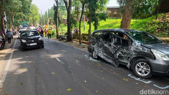 Minibus yang terlibat kecelakaan di Jalan Raya Kolonel Masturi