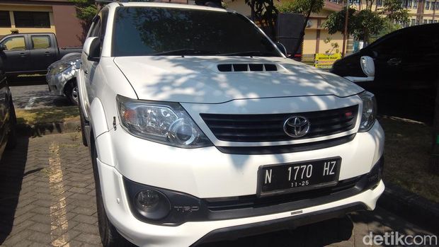 Mobil Fortuner yang diduga melindas seorang balita hingga tewas di Sidoarjo.