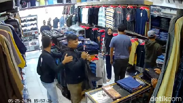 Momen caleg DPRK Aceh Tamiang, Sofyan, ditangkap saat membeli celana.