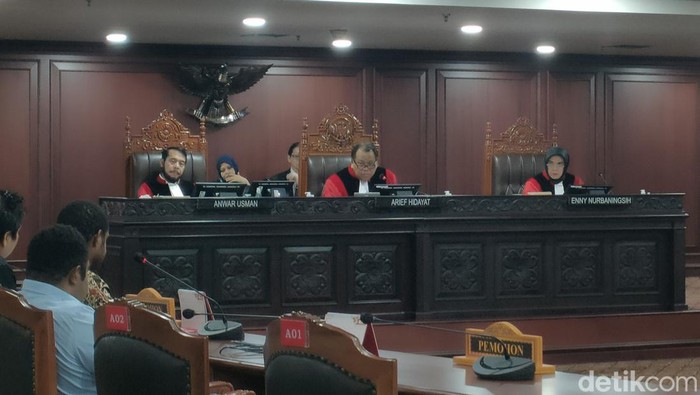 Momen Hakim MK saat menyentil kuasa hukum PDIP (Dwi/detikcom)
