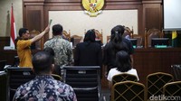 Jaksa KPK juga menghadirkan Staf Biro Umum Setjen Kementan, Yuli Eti Ningsih dan Honorer Sekjen Kementan, Ubaidah Nabhan, serta Ali Andri yang merupakan pengurus rumah atau asisten RT pribadi SYL di Makassar. Pada persidangan hari ini, Jaksa KPK juga menghadirkan kembali mantan ajudan SYL Panji Hartanto.