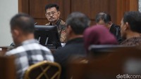 Diketahui, SYL didakwa melakukan pemerasan dan menerima gratifikasi dengan total Rp 44,5 miliar. Dia didakwa bersama dua eks anak buahnya, yakni Sekjen Kementan nonaktif Kasdi dan Direktur Kementan nonaktif M Hatta. Kasdi dan Hatta diadili dalam berkas perkara terpisah.