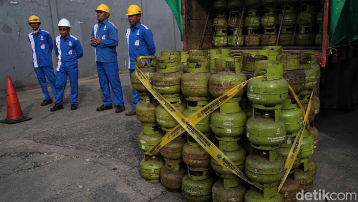 Menteri Perdagangan Zulkifli Hasan melakukan ekspose temuan gas elpiji tiga kilo di Stasiun Pengisian dan Pengangkutan Bulk Elpiji (SPPBE) PT Satria Mandala Sakti, Koja, Jakarta Utara, Senin (27/5/2024).