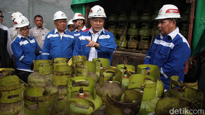 Momen Mendag Zulhas Bongkar Modus Penggurangan Isi Gas LPG 3 Kg Menteri Perdagangan Zulkifli Hasan melakukan ekspose temuan gas elpiji tiga kilo di Stasiun Pengisian dan Pengangkutan Bulk Elpiji (SPPBE) PT Satria Mandala Sakti, Koja, Jakarta Utara, Senin (27/5/2024).