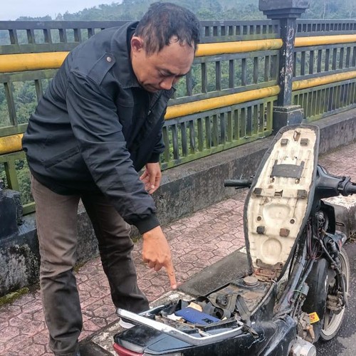 Motor yang diduga digunakan kakak beradik sebelum terjun di Jembatan Tukad Bangkung, Minggu (26/5/2024).