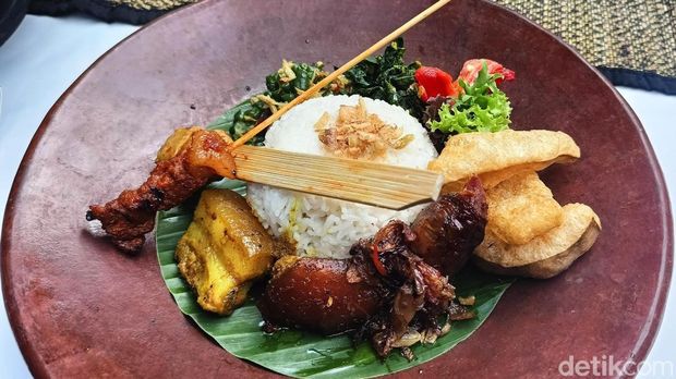 Nasi Campur Babi di Gong Restaurant, Sanur, Bali, Minggu (26/5/2024). (Ni Made Lastri Karsiani Putri-detikBali)