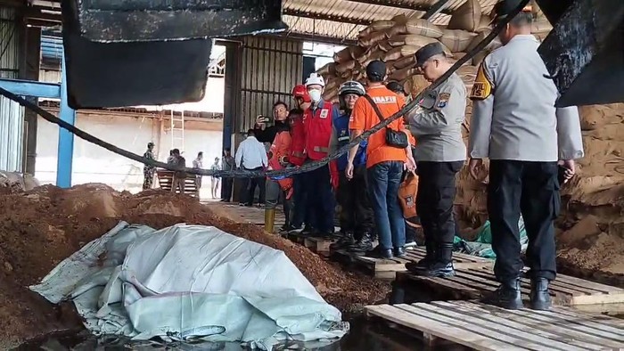 pabrik minyak di Mojokerto terbakar