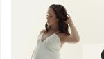 Kecantikan Pamela Bowie di Maternity Shoot Jadi Perhatian