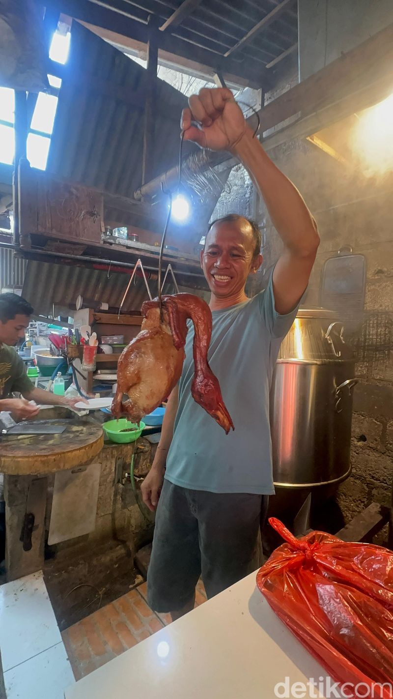 Paon Dwaji: Sensasi Makan 'B2 Guling' Bebek Peking yang Dimarinasi 24 Jam