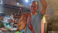 Bebek Guling berbahan bebek Peking ini memiliki berat sekitar 1,5 kilogram. Porsinya cukup dimakan 4-6 orang.