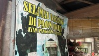 Paon Dwaji adalah tempat makan ‘hidden gem’ yang tengah dicari foodies karena keunikan menu yang ditawarkan. Lokasinya ‘tersembunyi’ di Gg. Kertapura V No.26, Pemecutan Klod, Kec. Denpasar Barat, Bali.