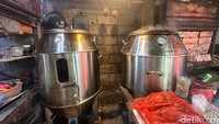 Dua oven gas ini dipakai Pak Oka dan karyawan untuk memanggang bebek guling, menu andalan Paon Dwaji. Bebek dipanggang selama 1,5-2 jam dengan suhu sekitar 200 derajat Celcius.