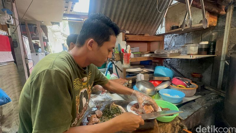 Paon Dwaji: Sensasi Makan 'B2 Guling' Bebek Peking yang Dimarinasi 24 Jam