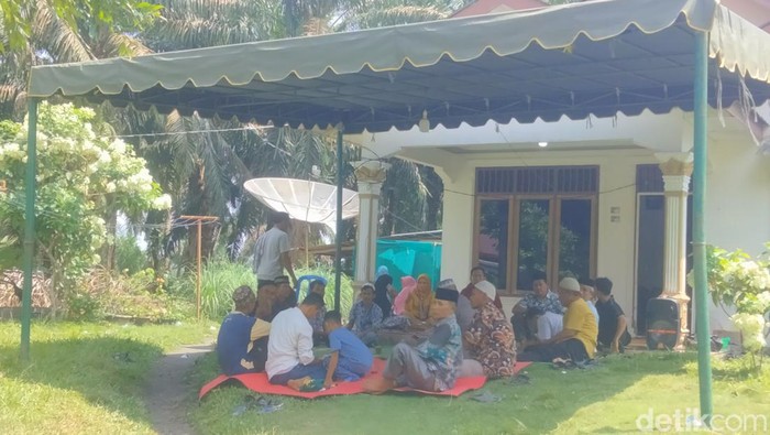 Pelayat masih berada di rumah duka di kediaman almarhum Galang Pradana di Desa Prapat Janji, Asahan. (Perdana Ramadhan/detikSumut)