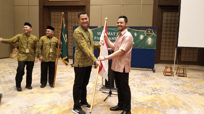 Pelepasan keberangkatan jemaah haji Paket Al-Fath Maktour oleh pemilik Biro Haji dan Umrah Maktour, Nadhif Kasyvilla di Hotel Sultan, Jakarta, Senin (27/5/2024).