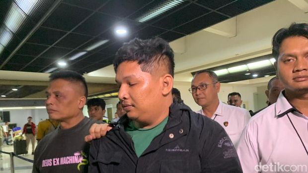 Penampakan Sofyan, Caleg DPRK Aceh Tamiang buron kasus narkoba tiba di Bandara Soekarno-Hatta.