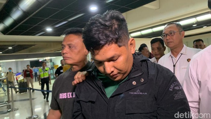 Penampakan Sofyan, Caleg DPRK Aceh Tamiang buron kasus narkoba tiba di Bandara Soekarno-Hatta.