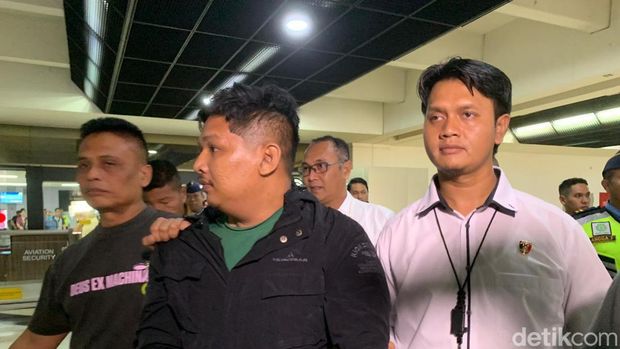 Penampakan Sofyan, Caleg DPRK Aceh Tamiang buron kasus narkoba tiba di Bandara Soekarno-Hatta.