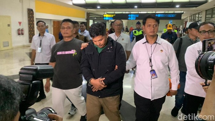 Tersangka Pengedar Sabu Berbobot 70 Kg Mendarat di Soetta dengan Borgol Terpasang