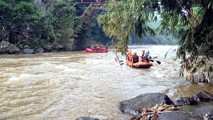 Pencarian anak hanyut di Sungai Sukabumi.