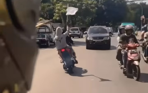 Viral Aksi Arogan Pengantar Jenazah di Makassar: Geber-geber Motor Hingga  Lawan Arah