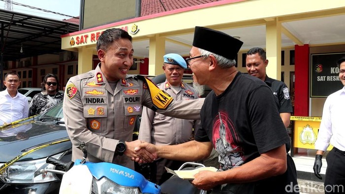 Penyerahan barang bukti curanmor.