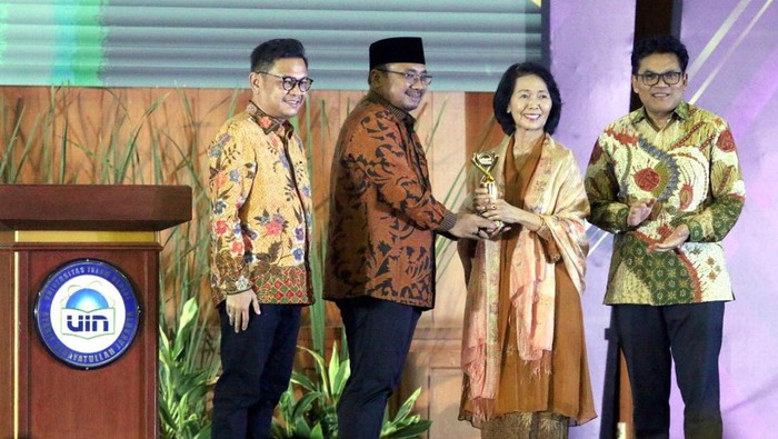Menteri Agama, Yaqut Cholil Qoumas (kedua kiri) menyerahkan Lifetime Achievement IKALUIN Award 2024 kepada Almarhum Prof Dr Nurcholish Madjid (Cak Nur), yang secara simbolis diterima oleh istri Almarhum Cak Nur, Ommy Komariah Madjid (kedua kanan), di Auditorium Harun Nasution UIN Syarief Hidayatullah Jakarta, Minggu (26/5/2024).