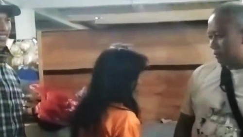 Perempuan tertangkap basah saat mencuri tas pedagang di Pasar Amlapura Barat, Karangasem, Bali, Senin (27/5/2024). (Tangkapan layar video yang beredar di medsos)