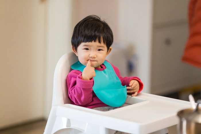 Perkembangan Normal Bayi 6 bulan, Mulai Merangkak hingga Belajar Berdiri Tegak