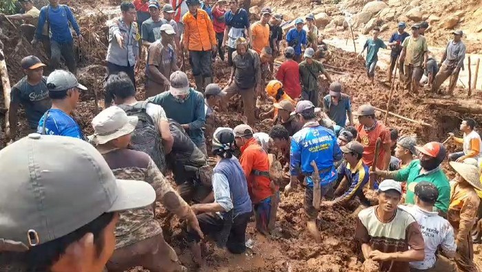 Petugas bersama warga mencari korban tertimbun longsor di Tanggamus