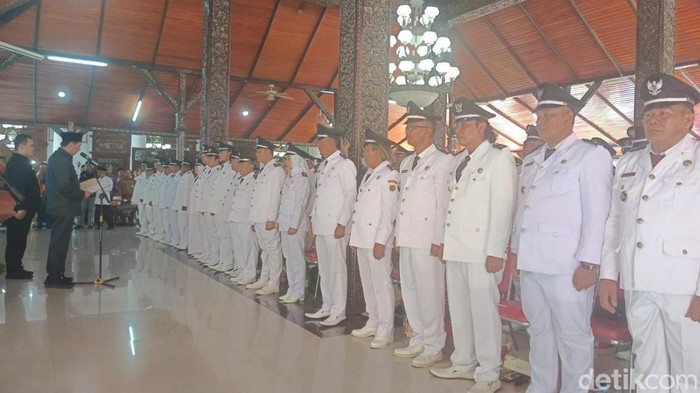 Pj Bupati Brebes mengambil sumpah jabatan 287 kades usai mendapat perpanjangan masa jabatan dua tahun.