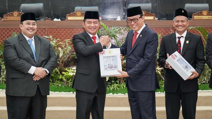 Pj Gubsu Hassanudin saat menerima Opini WTP dari BPK. (Foto: Dok. Diskominfo Sumut).