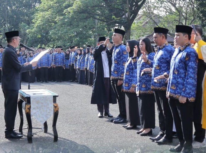 Penjabat (Pj) Wali Kota Palembang, Ratu Dewa melantik 1.484 Pegawai Pemerintah dengan Perjanjian Kerja (PPPK), dan Calon Pegawai Negeri Sipil (CPNS) di halaman Rumah Dinas Wali Kota Palembang, Jalan Tasik.