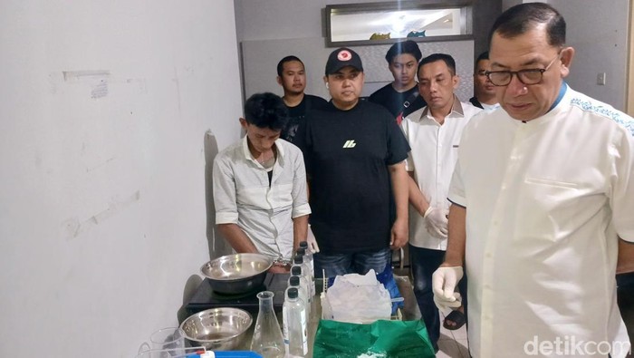 Polda Kepri Gerebek Pabrik Sabu di sebuah apartemen di Batam. (Foto: Alamudin Hamapu/detikSumut)