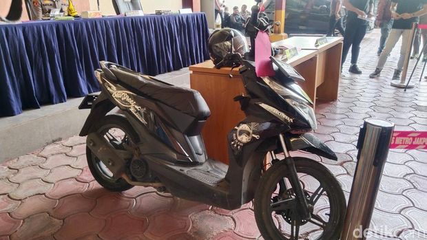 Polisi menangkap 4 dari 5 tersangka kasus penjambretan HP di Jakpus. Sindikat dibongkar usai polisi mengusut kasus iPhone 15 hilang. (Ammar R/detikcom)