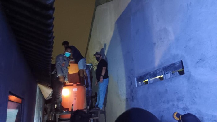 Polisi mengecek penemuan mayat membusuk dalam toren air di Pondok Aren, Tangerang Selatan, Senin (27/5/2024).