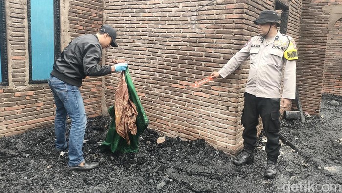 Polisi olah TKP rumah terbakar di Polewali Mandar, Sulbar.