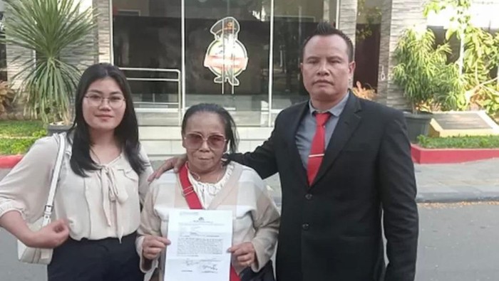 Poltak Silitonga (pakai jas) mendampingi Tianas Situmorang (tengah) saat laporkan Bank Sumut ke Polda sumut beberapa waktu lalu. (Foto: Dok Pribadi Poltak)