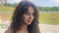 Mulai radang, tulis Sahila di keterangan foto. Meski begitu, ia terlihat masih menenteng banyak es kopi susu di tangannya. Foto: Instagram sahilahisyam