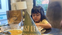 Sesekali mantan pacar Kevin Julio ini membagikan potret makanan yang ia cicipi. Salah satunya nasi lemak ketika ia liburan ke Johor, Malaysia. Foto: Instagram sahilahisyam