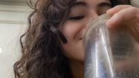 Sahila juga terlihat asyik menyeruput minuman sehat. Kira-kira ia minum jus apa ya? Foto: Instagram sahilahisyam