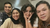 Begini potret manis Sahila dan Jordi Onsu saat merayakan ulang tahun sahabatnya yang lain. Terlihat mereka memberikan kejutan kue blackforest. Foto: Instagram sahilahisyam