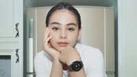 Wanita yang sudah membintangi banyak judul FTV ini terlihat berpose di dapur. Ia pun ditemani sepiring buah-buahan segar yang menggoda selera. Foto: Instagram sahilahisyam