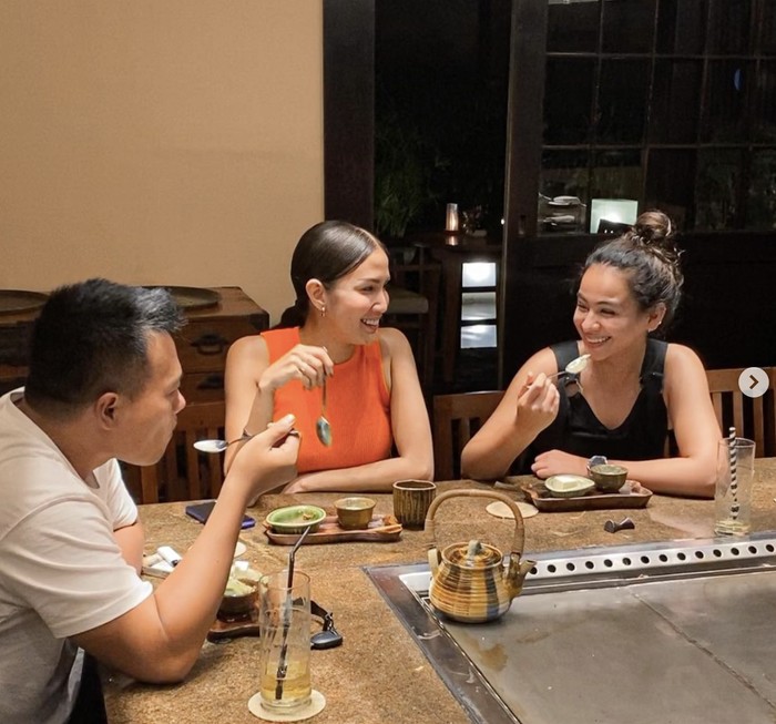Pose Keren Sahila Hisyam Saat Makan Bareng Ayah dan Sahabat